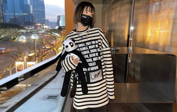 R.S 아플리케 스트라이프 양모 니트 (PREMIUM)