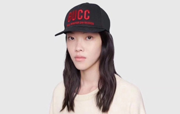 9찌 레드 자수로고 볼캡