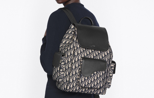 D올 오블리크 블랙 그레인 카프스킨 새들 백팩