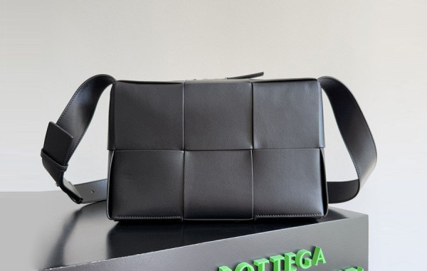 보*가 베*타 소가죽 우븐 캔디 카세트 크로스백