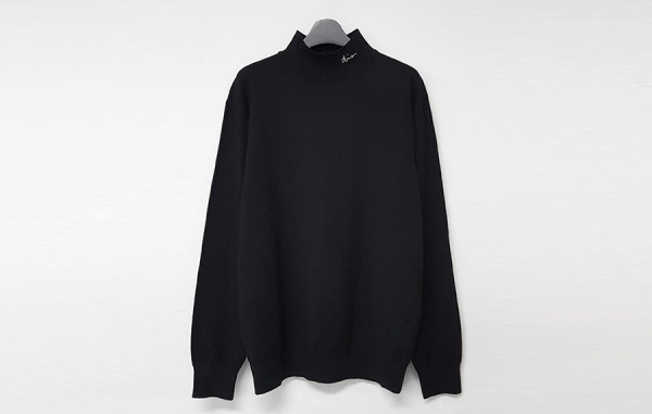 D올 자수 하프넥 니트 스웨터