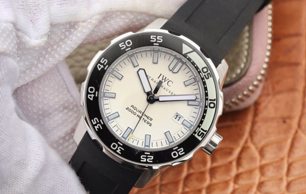 IW* 아쿠아타이머 오토매틱 2000 화이트&블랙 러버밴드 44mm 1:1 최상급 (싱크 98.6%)