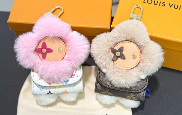 루이B통 X TM 비비엔 커들 백 참 (2color)